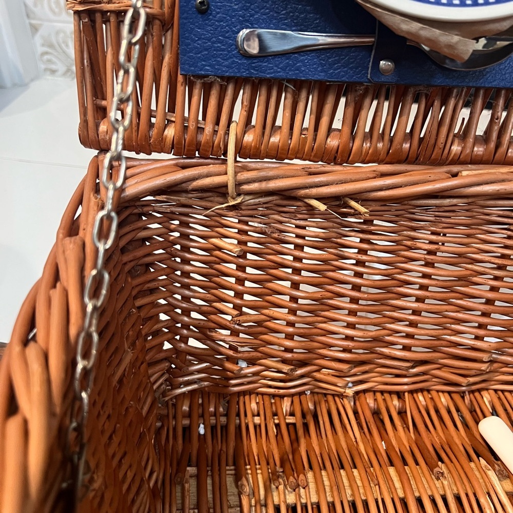 Brookes Baskets Vintage Wicker Picnic Basket-Made in England Set of 4 Plates etc - Picture 10 of 13